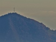 45 Maxi zoom sul lontano Canto Alto con la sua croce